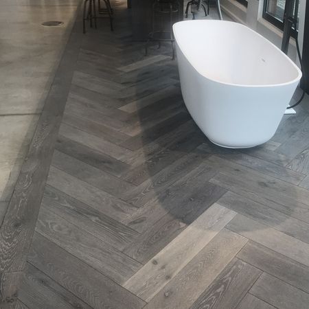 Trapa Parkett und Antonio Lupi Badewanne in unserem Showroom Bruchköbel