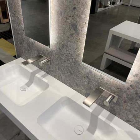 Ausstellungs Impression Antonio Lupi Waschtisch mit einer Fantini Wandarmatur Edelstahl gebürstet