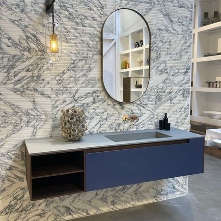 Antonio Lupi Orma Waschtisch mit Natursteinwand und ovalem Spiegel bei Schnitzer home design in der Nähe von Frankfurt