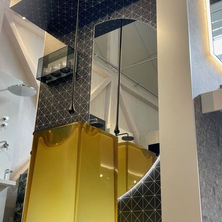 Modernes Waschbecken von Antonio Lupi für ein GästeWC mit Armatur von der Decke kommen von Gessi