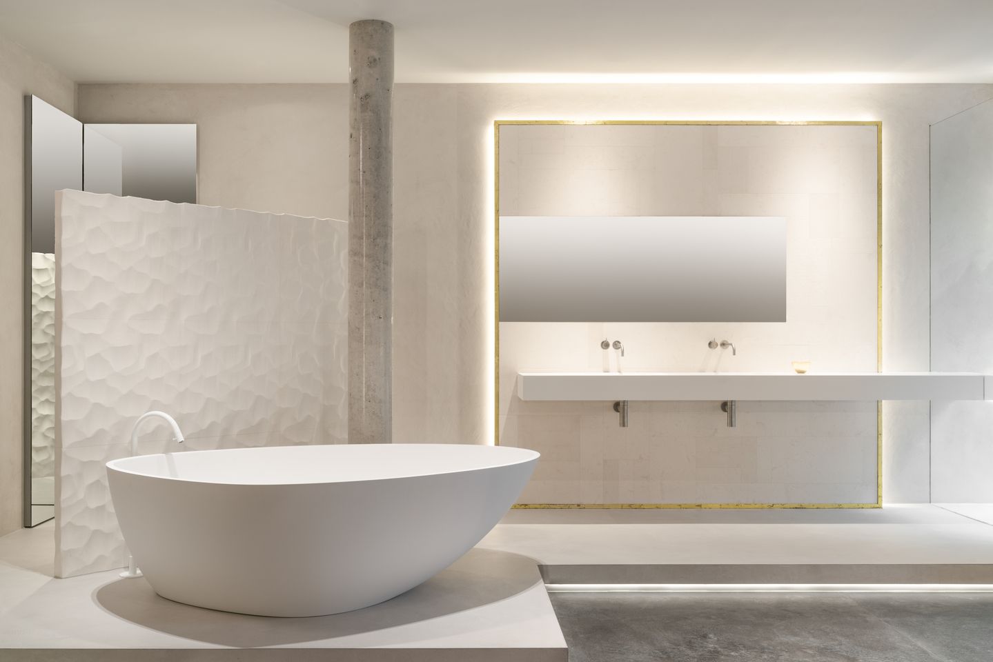 Domovari Waschtisch und Badewanne mit Vola Armaturen modern Frankfurt